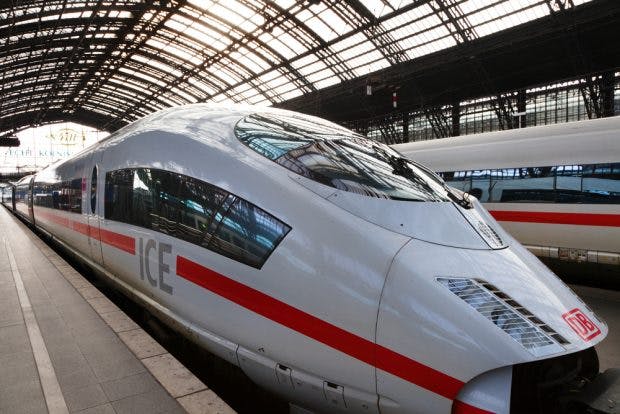 Deutsche Bahn: Schon Ende des Jahres könnten alle ICE-Züge mit kostenfreiem WLAN versorgt werden. (Foto: Nickolay Vinokurov / Shutterstock.com)