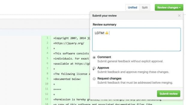 Entwickler können Code-Reviews bestätigen, kommentieren und Änderungen verlangen. (Screenshot: GitHub)