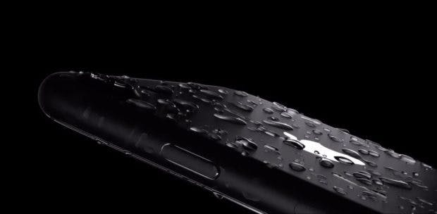 Das neue iPhone wird als wasserfest beworben. (Screenshot: Apple/Twitter)