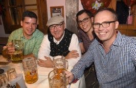 US-Schauspieler und Regisseur Kevin Spacey (2.v.l) feiert mit den Organisatoren von "Bits & Pretzels" Felix Haas (l-r), Andreas Bruckschlögl und Christian Lohmeier am 24.09.2016 in München (Bayern) auf dem Oktoberfest im Käferzelt. Die 183. Wiesn dauert vom 17.09.2016 bis zum 03.10.2016. Foto: Felix Hörhager/dpa |