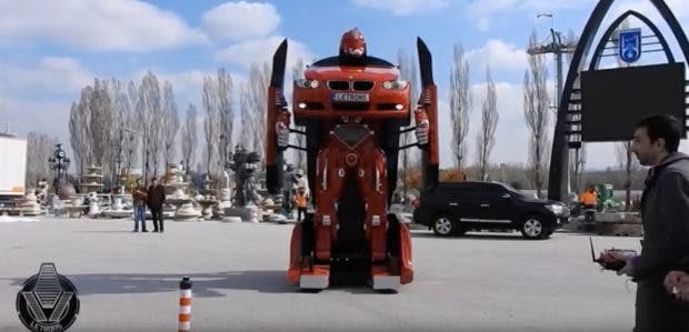 Letrons heißen die zu einem Transformer umgebauten PKW – hier ein BMW. (Screenshot: Youtube/Letvision)