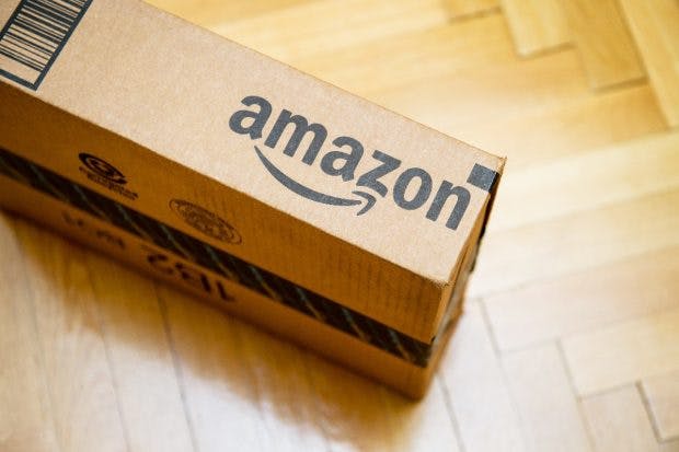 Amazon-Paket: Gratis-Versand für viele Online-Shopper entscheidend. (Foto: Hadrian / Shutterstock.com)