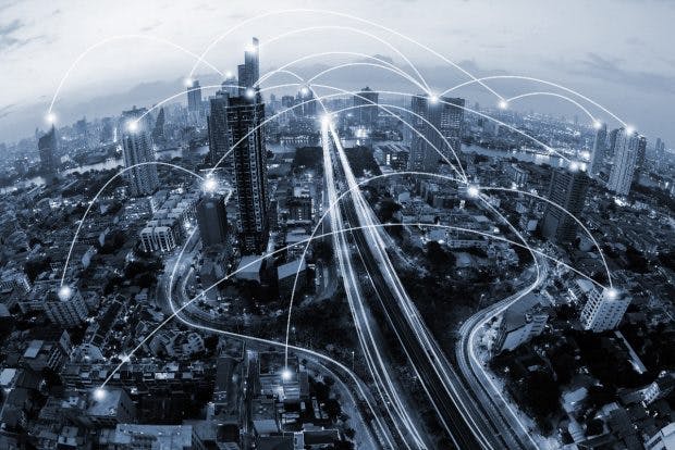 Digitalisierung: Social Bots können offenbar politische Entscheidungen beeinflussen. (Foto: <a href="http://www.shutterstock.com/pic-411942079/stock-photo-blue-tone-city-scape-and-network-connection-concept.html?src=sEyEj2JIwqQFTnFVns_oLQ-1-1">Shutterstock</a>