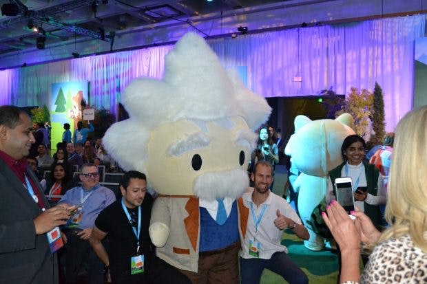 Einstein als drolliges Plüsch-Maskottchen auf der Dreamforce. Foto: t3n/Jochen G. Fuchs)