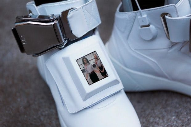 Hightech-Sneakers von Virgin America haben ein Video-Display. (Bild: Ebay/Virgin America)