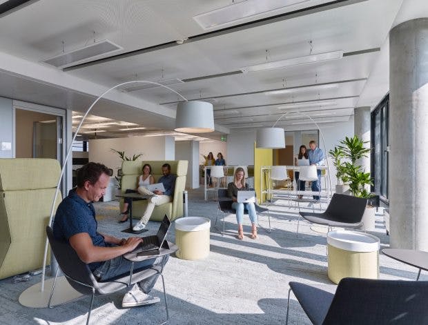 Jeder Mitarbeiter sucht sich einen passenden Platz zum Arbeiten. (Foto: Microsoft)