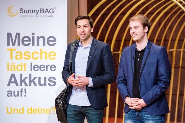 Sunnybag-Gründer Stefan Ponsold (links) und Philip Slapar stellen ihre Solartaschen in der „Höhle der Löwen“ vor. (Foto: Vox / Bernd-Michael Maurer)
