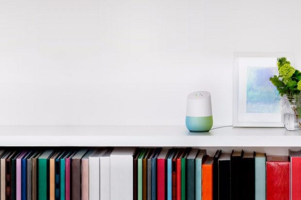 Klein und unscheinbar, aber immer erreichbar: Google Home. (Foto: Google)