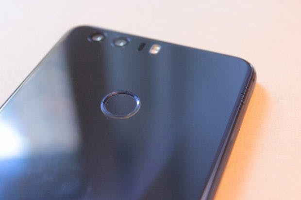 Der Fingerabdrucksensor ist rasend schnell und arbeitet zuverlässig - die Glasoberfläche sollte aber besser von einem Case geschützt werden. (Foto: t3n)