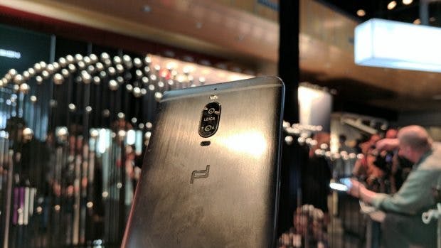 Anstelle des Fingerabdrucksensors prangt auf der Rückseite der Huawei Mate 9 Porsche Edition ein Porsche-Design-Logo . (Foto: t3n)