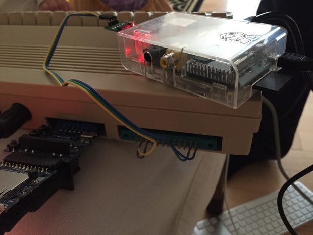 Zur Verbindung mit den Slack-Servern setzt der C64-Client auf einen Raspberry Pi. (Foto: Jeff Harris)