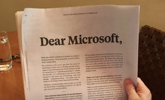 Slack schießt gegen Microsoft – mit einer höhnischen Print-Anzeige à la Apple
