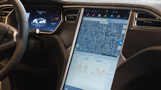 Tesla: Video zeigt, wie sich das Elektroauto selbstständig durch den Verkehr bewegt
