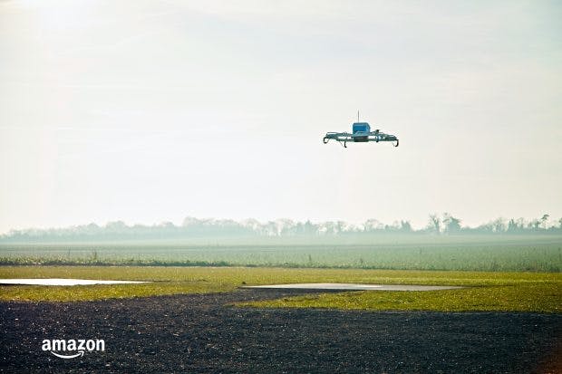 Prime-Air-Drohne liefert Amazon-Bestellung auf. (Bild: Amazon)