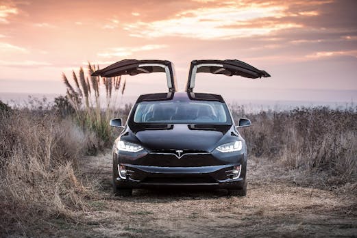 Tesla: Software-Update überrascht Nutzer mit Weihnachts-Lichtershow und Mars-Karte