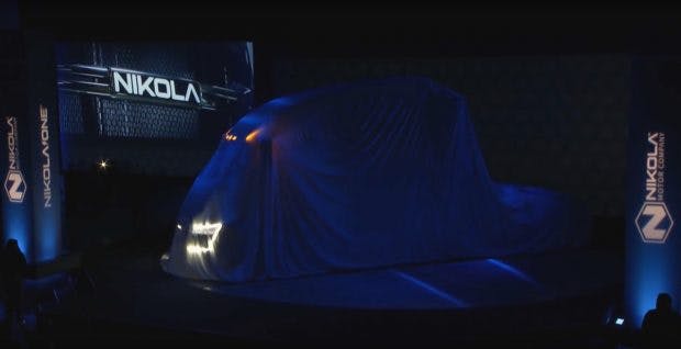 Nikola One: E-Truck mit Wasserstoff-Tank wird enthüllt. (Screenshot: Nikola/Youtube/t3n)