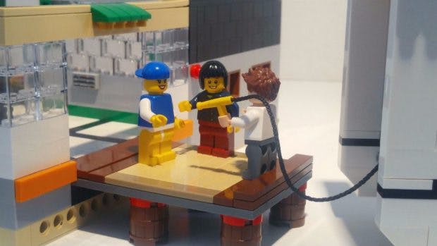 Amazon visualisiert den Datentransfer mit dem Snowmobile-Truck anhand von Lego-Figuren. (Bild: Amazon)