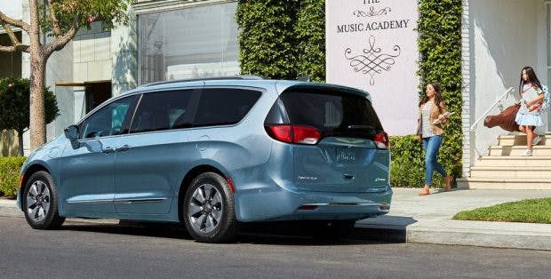 Fiat Chrysler soll im Januar 2017 ein neues Elektroauto auf Basis des Chrysler Pacifica vorstellen. (Foto: Chrysler)