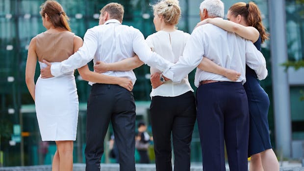 Scheiß auf Distanz: Warum Kollegen auch gute Freunde werden dürfen
