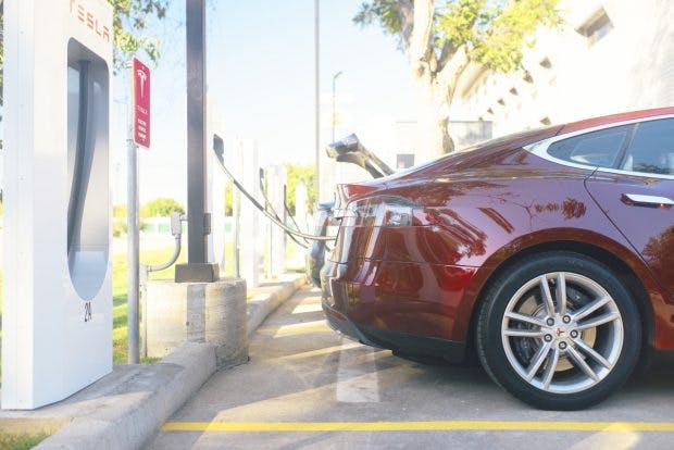 Wer länger als nötig einen Supercharger blockiert, muss künftig ordentlich blechen. (Foto: Tesla)