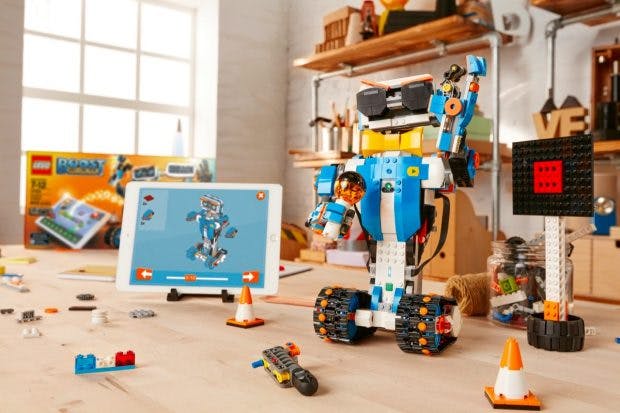 Lego Boost: Roboter lassen sich per Tablet oder Smartphone programmieren. (Foto: Lego)