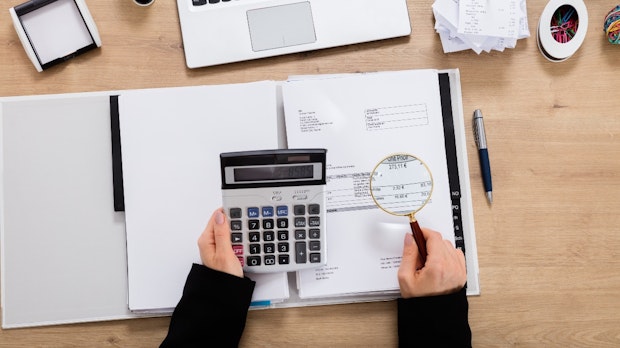 Endlich flüssig: Diese Factoring-Anbieter bezahlen deine Rechnungen
