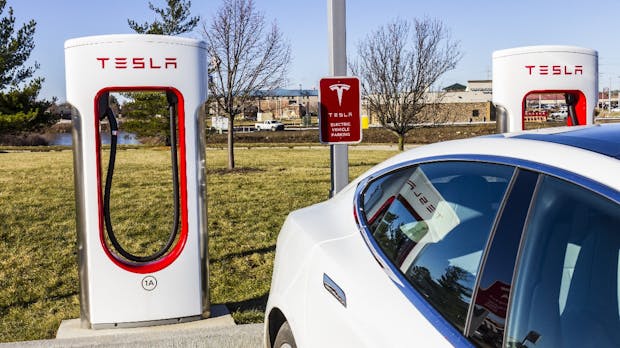 Tesla verlängert Frist für kostenlose Supercharger-Ladestationen