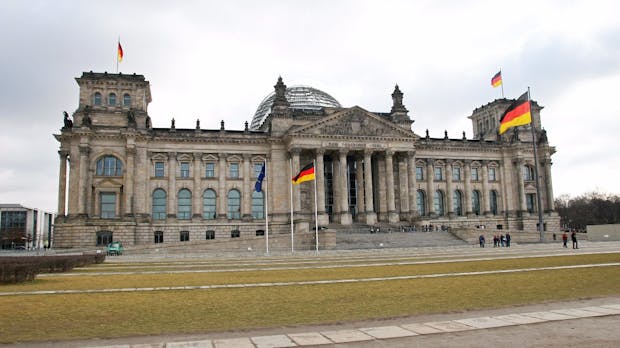 Fake News, Hassrede, Politikverdrossenheit: Braucht unsere Demokratie ein Update?