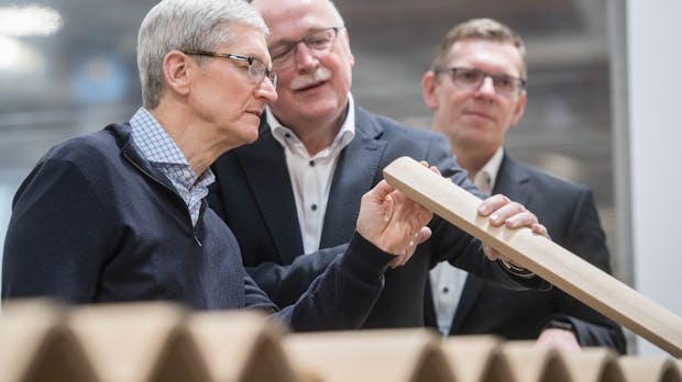 „Ich liebe das!“: Apple-Chef Tim Cook begeistert von deutscher Tischlerkunst