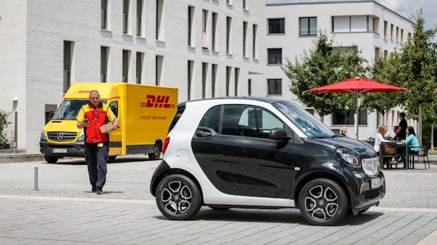 Pakete direkt ins Auto liefern lassen: DHL und Smart starten Testphase in Berlin