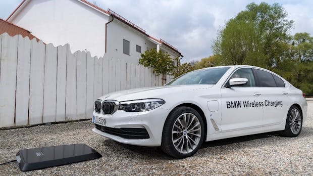 Elektromobilität: Erstes induktives Ladesystem der Welt kommt von BMW