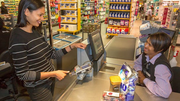Statt Unterschrift oder Pin: Mastercard baut Fingerabdruckscanner in Kreditkarten ein