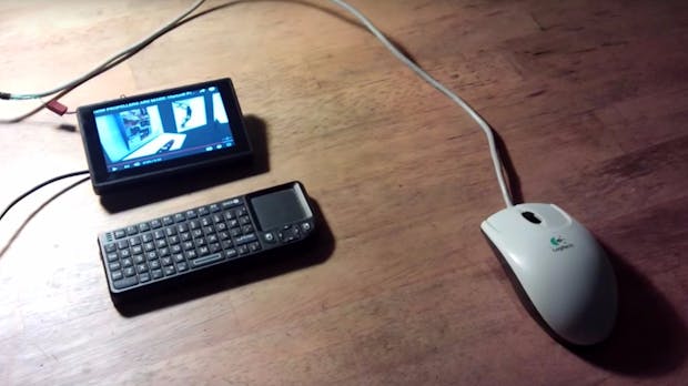 Bastler stopft Computer direkt in die Maus
