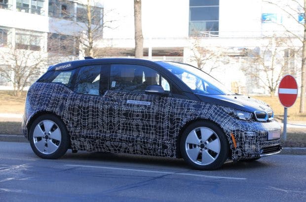 Ein Schnapppschuss des neuen BMW-i3-Erlkönigs - weitere Fotos findet ihr auf <a href="https://www.autocar.co.uk/car-news/motor-shows-frankfurt-motor-show/2018-bmw-i3-facelift-gain-new-hot-s-model">Autocar.co.uk</a>.