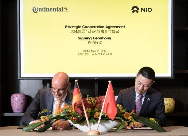 Auch mit William Li, Gründer und Vorsitzender von NIO, hat Continental am Mittwoch eine Kooperationsvereinbarung unterschrieben. (Foto: Axel Schmidt / Continental)