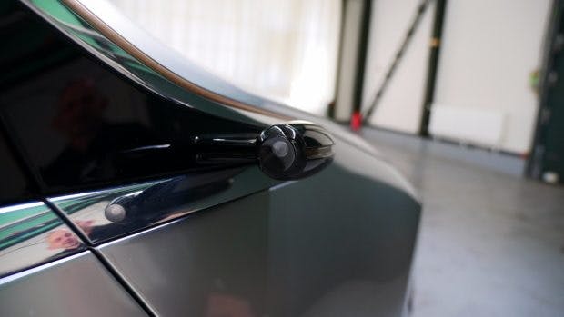 Auf klassische Außenspiegel hat Daimler verzichtet. Stattdessen bringen Kameras das Bild des rückwärtigen Verkehrs auf integrierte Displays in den Türen. (Foto: t3n)