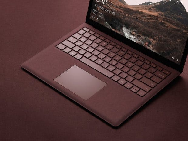 Alcantara statt Metall: der Rahmen um das Keyboard vom Microsoft Surface Laptop besteht aus einem ungewönlichen Material. (Bild: Evleaks)