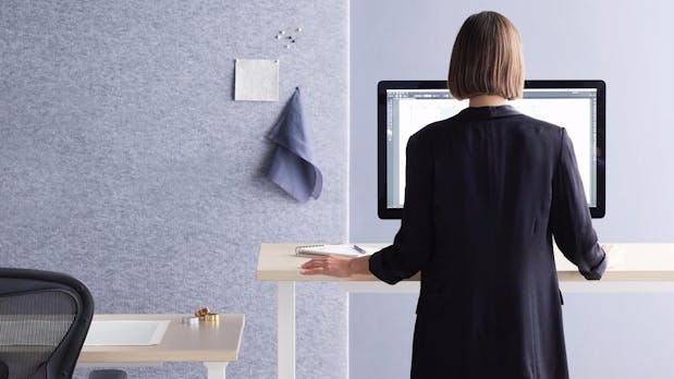 Dieser Smarte Schreibtisch Vom Mobeldesigner Schont Euren Rucken