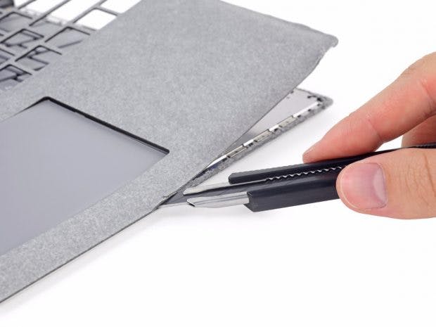 Der Alcantara-Bezug muss abgelöst werden, um an das Innere des Surface Laptop zu gelangen. (Foto: iFixit)