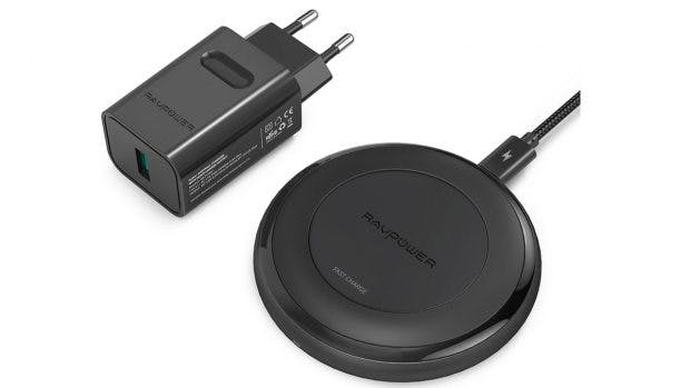 Die Qi-Wireless-Ladestation kommt mit starkem Netzteil. (Bild: Ravpower)