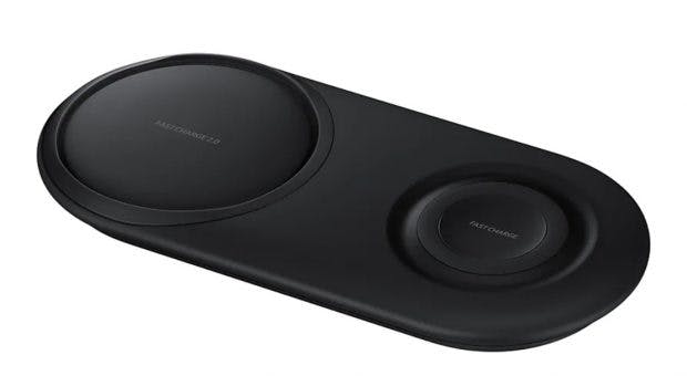 Mit dem Duo Pad könnt ihr Smartphone und Watch gleichzeitig laden. (Bild: Samsung)
