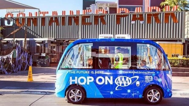 Autonomer Shuttlebus hat beim ersten Test gleich den ersten Unfall