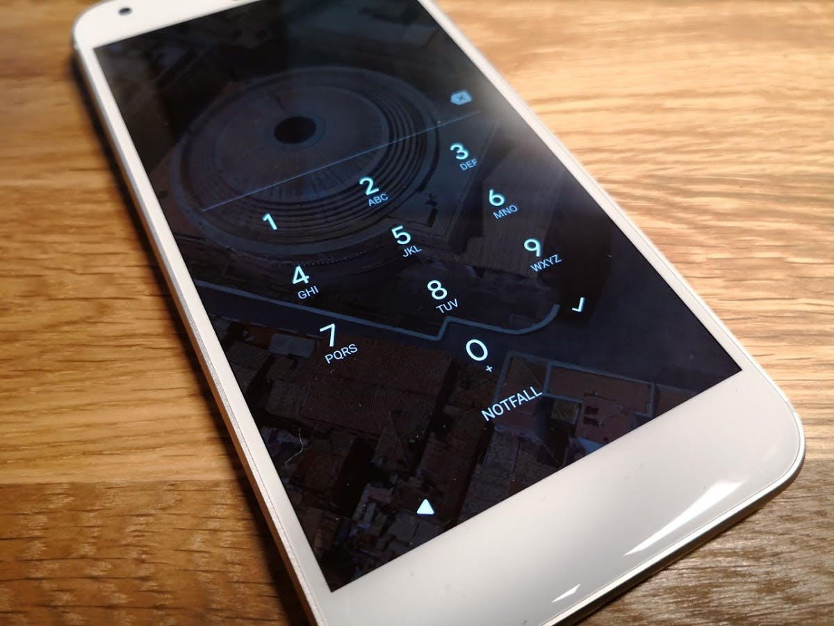 <strong><p>Smartphone stets mit PIN und Fingerabdrucksensor sichern:</p></strong><p>Auch wenn es vielleicht bequemer ist, keinen PIN-Code (besser nicht vier- sondern sechsstellig) oder kein Entsperrmuster (nicht sonderlich sicher, aber besser als überhaupt keine Sicherung) anzulegen: Macht es! Denn jede noch so kleine Hürde hindert unbefugte Dritte daran, auf euer Gerät zuzugreifen. Ideal ist es natürlich, nicht nur 1234 oder 1111 als Pin zu nutzen.</p> <p>Erst nach der erfolgreichen Eingabe des Codes wird euch Zugriff auf alle Daten und die Smartphone-Funktionen gewährt. Falls euer Smartphone einen Fingerabdrucksensor an Bord hat, solltet ihr den verwenden. Der Fingerabdruck verlässt in der Regel nicht das Smartphone, sondern wird nur lokal auf dem Gerät gespeichert. Das gilt sowohl für Android-Geräte als auch für iPhones. (Foto: t3n.de)</p>