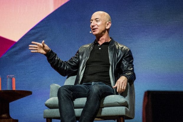 Jeff Bezos kommt nicht aus besonders wohlhabenden Verhältnissen. Er war erst an der Elite-Uni Princeton und den im Finanz-Sektor, bevor er Amazon gründete. (Amy Harris/Invision/AP)