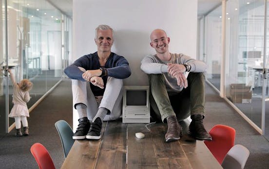 Zwei Podcaster wollen herausfinden, wie wir in 20 Jahren arbeiten