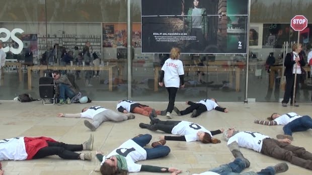 „Die-ins“ vorm Apple-Store: Wie Attac den iPhone-Konzern bekämpft