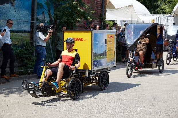 Die Lastenfahrräder der einzelnen Paketdienste vor dem Mikrodepot in Berlin. (Foto: Lnc GmbH)