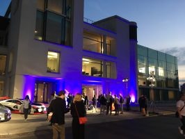 Das Future Center Europe des Volkswagen-Konzerns in Potsdam, feierlich illuminiert (Bild: Ekki Kern)