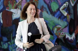 Katarina Barley (SPD) fordert die Öffnung von Whatsapp zur Interoperabilität mit anderen Messengern. (Foto: dpa)