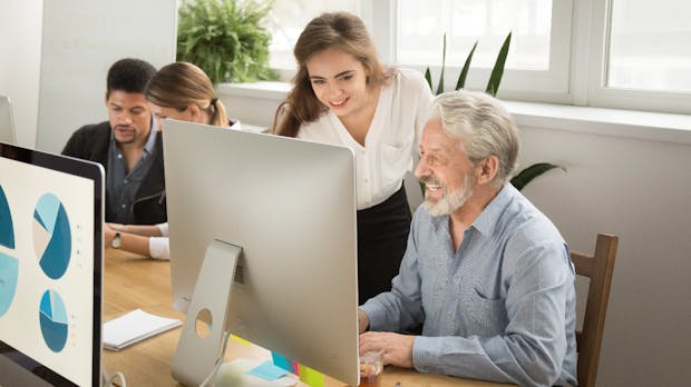 Reverse Mentoring: So machst du junge Mitarbeiter zu Mentoren älterer Kollegen